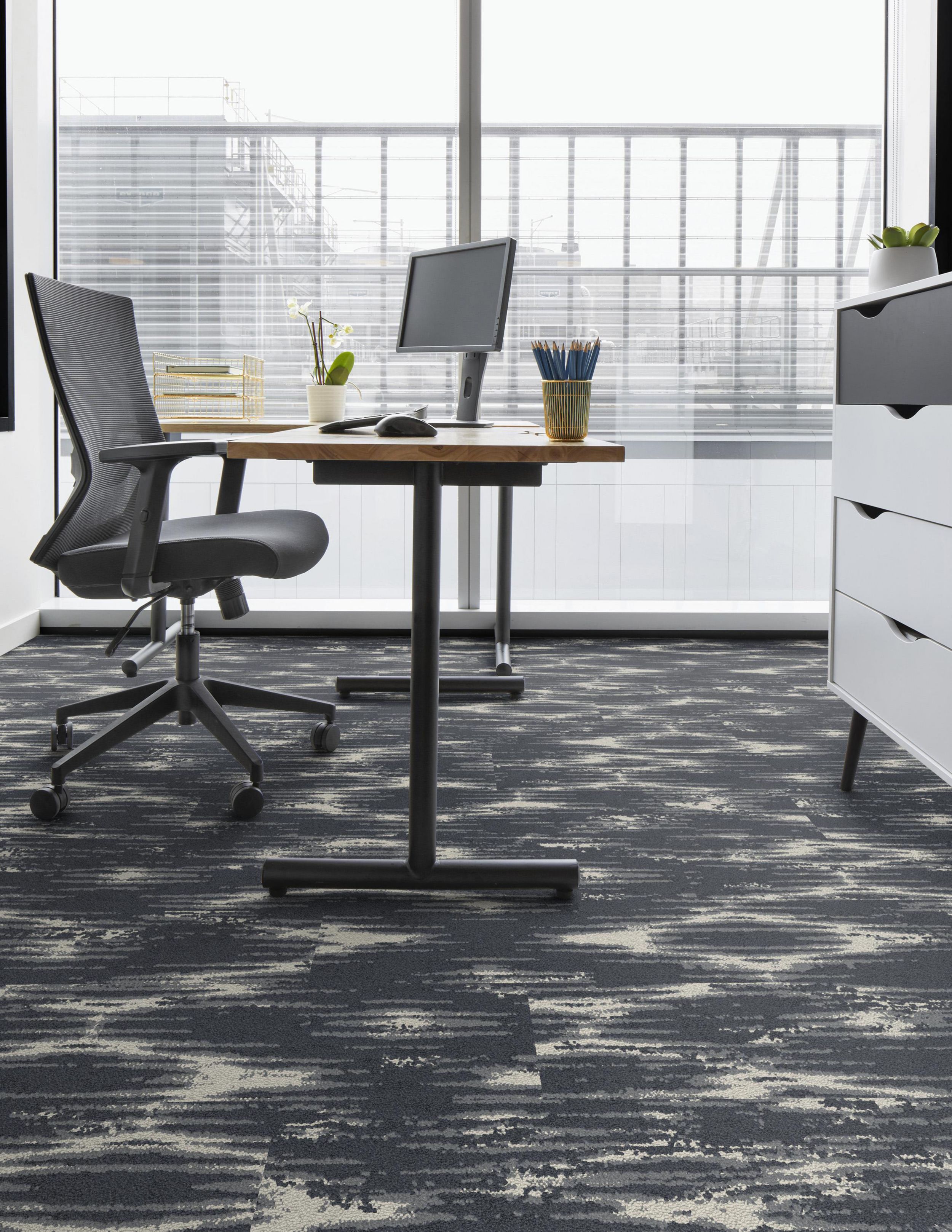 Interface Monoprint plank carpet tile in private office imagen número 1